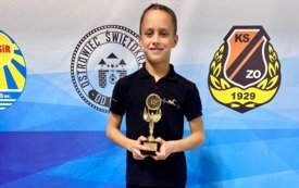 Gabriel Kosowicz najlepszy zawodnik ligi wśr&oacute;d 9-latk&oacute;w. Ubrany w czarny str&oacute;j Towarzystwa Sportowego w Połańcu trzymający statuetkę za najlepszego zawodnika. 