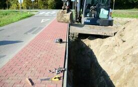 Postępy prac przy budowie odcink&oacute;w sieci wodociągowej w miejscowości Ruszcza