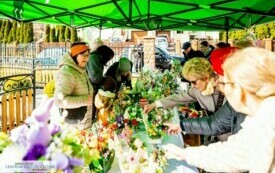 Kobiety oglądające ozdoby wielkanocne