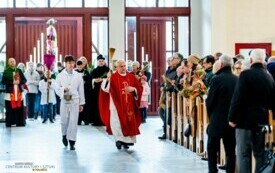 Ksiądz święcący palmy