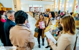 Kobieta pokazująca dyplom do kamery