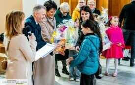 Rozdawanie podarunk&oacute;w dla ludzi obecnych