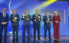 Uczestnicy konferencji regionalnego programu operecyjnego wojew&oacute;dztwa świętokrzyskiego na scenie
