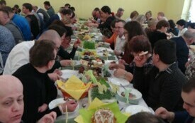 Ludzie jedzący przy stole wielkanocnym