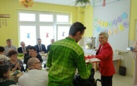 Mężczyzna przyjmujący prezent 