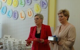 Kobiety wręczające prezenty