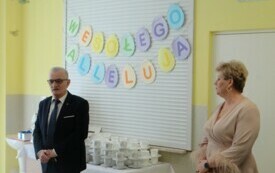 Przemawiający starszy mężczyzna i kobieta