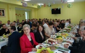 Dorośli przygotowujący się do jedzenia