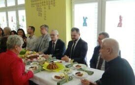 Dorośli rozmawiający przy stole wielkanocny