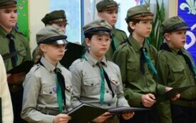 Harcerze pozują do zdjęcia z dyplomami