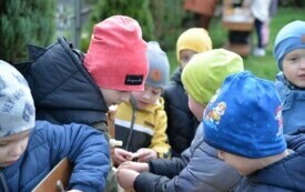 Grupka zainteresowanych dzieci