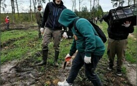 uczniowie i myśliwi sadzą drzewa