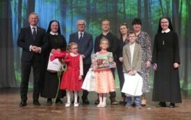 grupa dzieci z Rataj z nagrodami wraz z Burmistrzem, opiekunami i radnym Rady Miejskiej w Połańcu