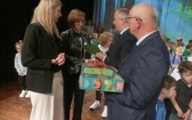 radni i zaproszeni goście wręczają prezenty dzieciakom za występ