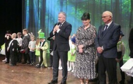 Burmistrz Miasta i Gminy Połaniec, dyrektor Przedszkola Publicznego w Połańcu i Radny Rady Miejskiej w Połańcu, a za nimi grupa dzieci