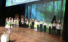 grupa dzieciak&oacute;w na występie, ekologiczny przegląd