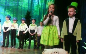 grupa dzieciak&oacute;w na występie, ekologiczny przegląd