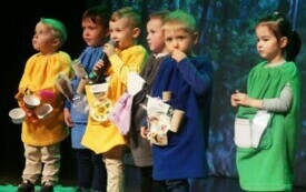 grupa dzieciak&oacute;w na występie, ekologiczny przegląd