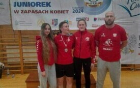 na zdjęciu trzy kobiety i jeden mężczyzna, ubrani w czerwono białe koszulki