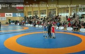 dwie zawodniczki i sędzia