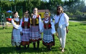 Dziewczyny w strojach ludowych