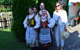 Dziewczyny w strojach ludowych