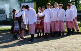 Młodzież tańczy w strojach ludowych