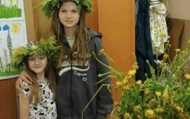 Dwie dziewczynki z wiankami na głowach