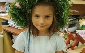 Dziewczynka z wiankiem na głowie
