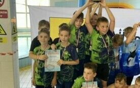 Zdjęcia dzieci Kajmana Połaniec z pucharem i dyplomami na podium
