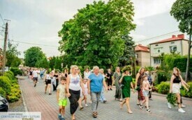 Ludzie idą w korowodzie