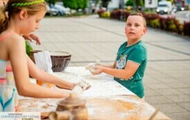 Dzieci lepią ciasto