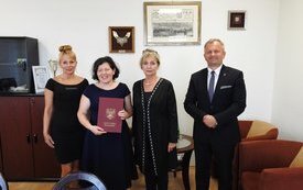 Wręczono akt powierzenia stanowiska dyrektora Szkoły Podstawowej w Zrębinie 3