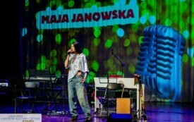 Dziewczyna śpiewa na scenie
