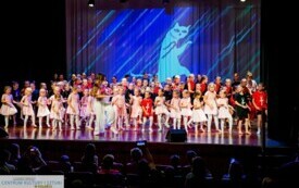 Grupa dziewczynek tańczy na scenie na scenie