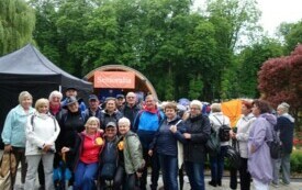 Grupa senior&oacute;w pozuje do zdjęcia