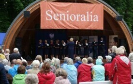 Ch&oacute;r występuje na scenie