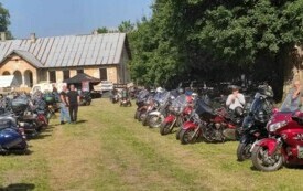 Motocykle ustawione w rzędach