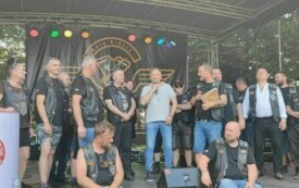 Burmistrz Jacek Nowak na scenie w towarzystwie motocyklist&oacute;w