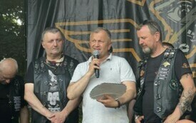 Burmistrz Jacek Nowak przemawia na scenie