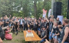Motocykliści zebrali się wok&oacute;ł tortu