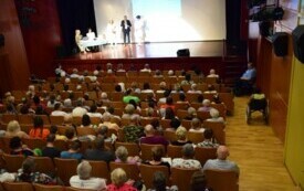 Ludzie w sali kinowej oglądają prezentację
