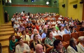 Ludzie w sali kinowej oglądają prezentację