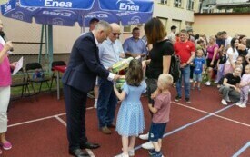 Burmstrz Jacek Nowak wręcza dzieciom upominki