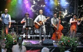 Zesp&oacute;ł muzyczny występuje na scenie