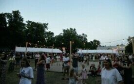 Ludzie bawią się na festiwalu