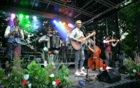 Zesp&oacute;ł muzyczny występuje na scenie