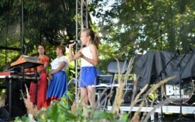 Dziewczynka występuje na scenie