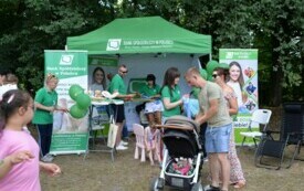 Ludzie stoją przy stoisku Banku Sp&oacute;łdzielczego w Połańcu