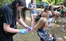 Kobieta farbuje dziewczynce włosy na r&oacute;żowo